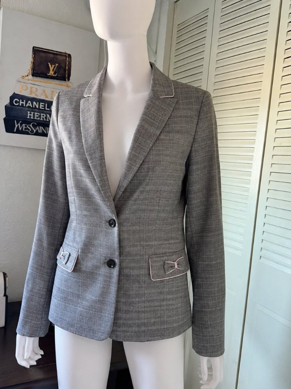 Tahari Arthur S. Levine Plaid Blazer Women's Size 4 – Gray & White, Rose Buttons